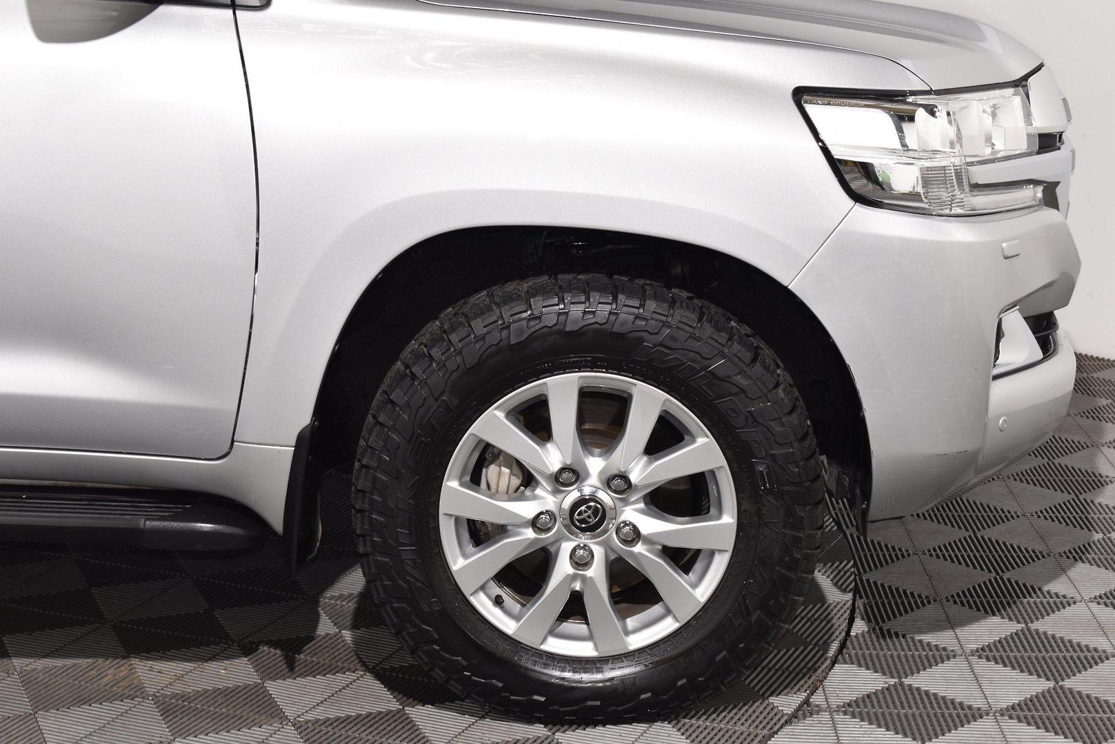 2020 Toyota Landcruiser GXL — photo 18