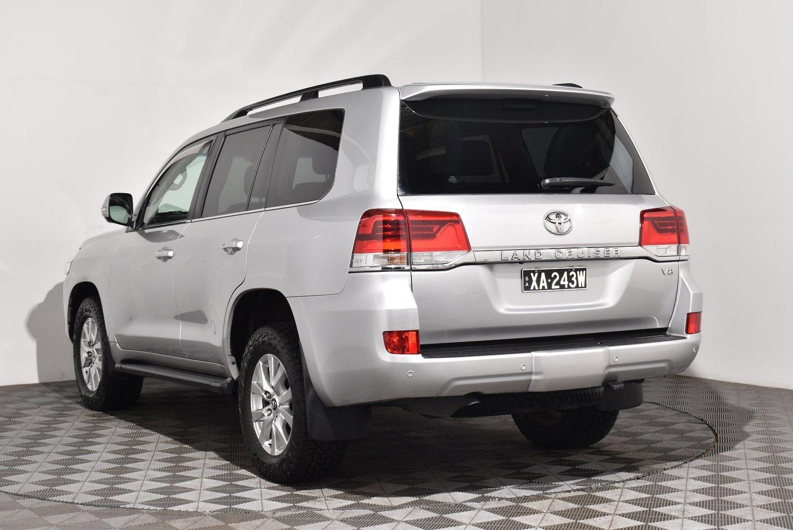 2020 Toyota Landcruiser GXL — photo 2