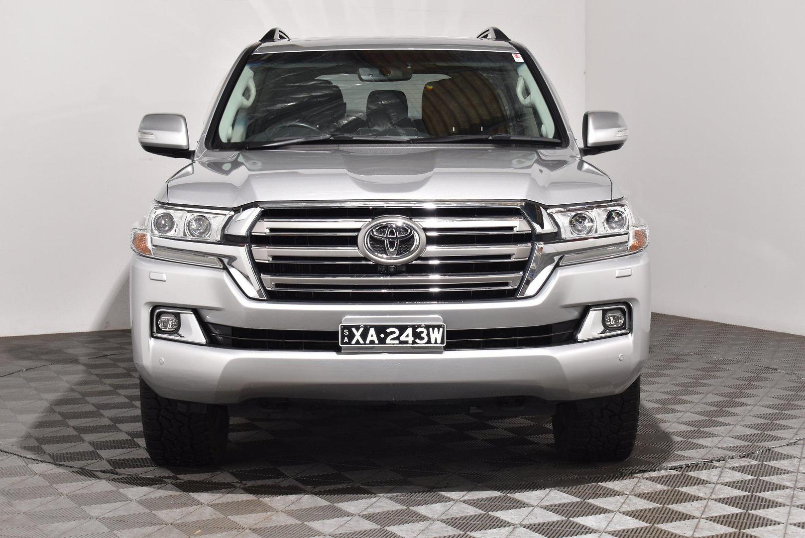 2020 Toyota Landcruiser GXL — photo 3