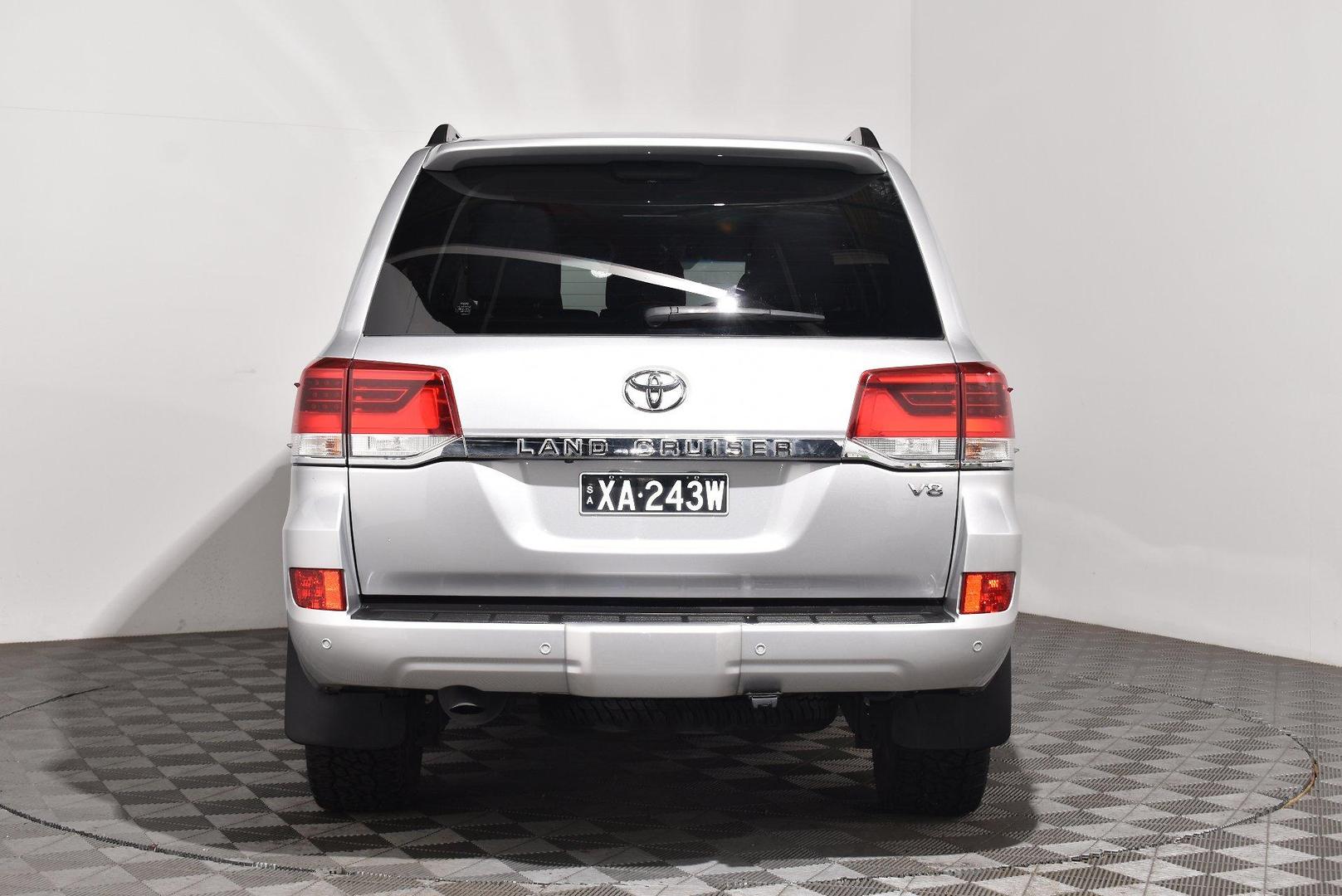 2020 Toyota Landcruiser GXL — photo 4