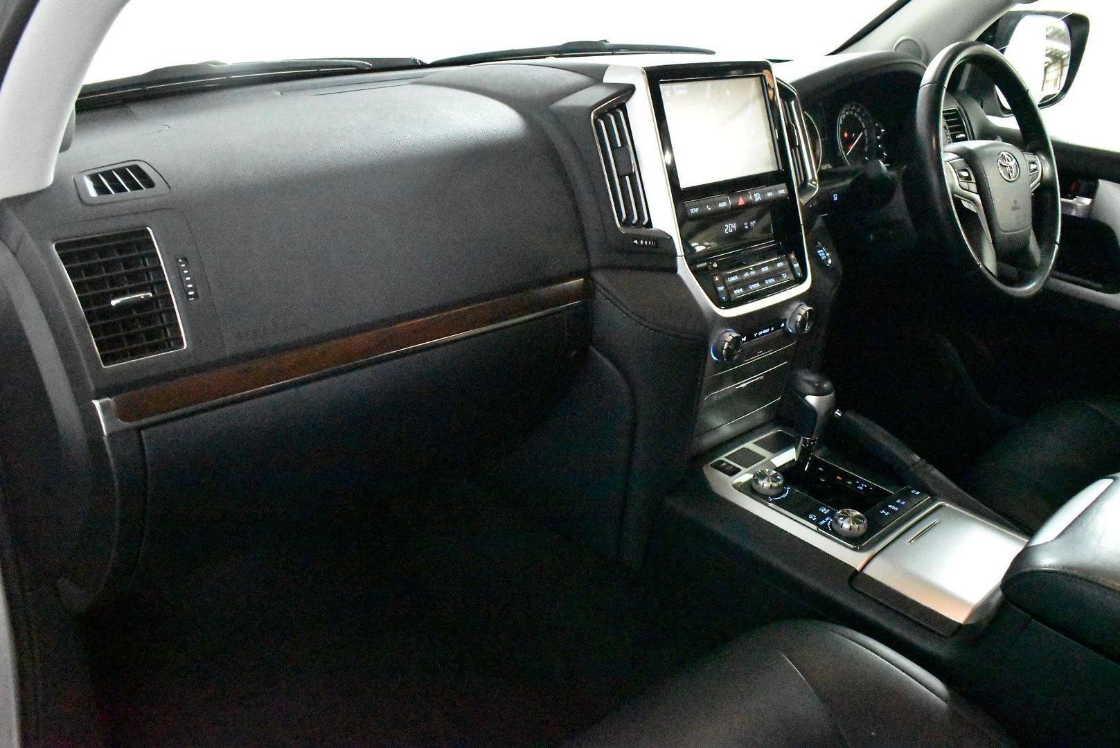 2020 Toyota Landcruiser GXL — photo 6