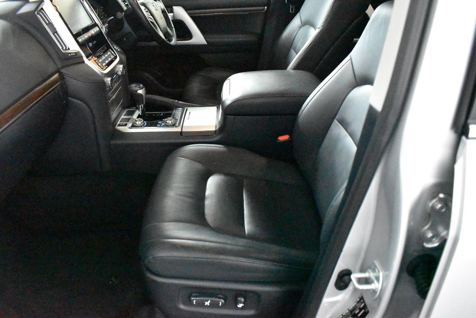 2020 Toyota Landcruiser GXL — photo 7